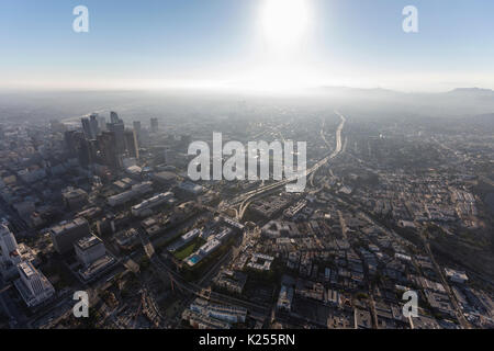 Dunstige Sommer nachmittag Luftaufnahme der städtischen Downtown Los Angeles Straßen und Türme. Stockfoto
