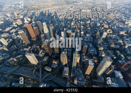 Am späten Nachmittag Luftbild der Innenstadt von Los Angeles in Südkalifornien. Stockfoto