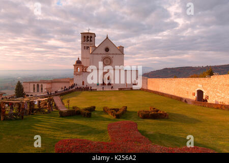 Europa, Italien, Perugia, Assisi Stadtviertel. Die Basilika des Hl. Franziskus bei Sonnenuntergang Stockfoto