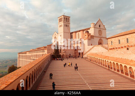 Europa, Italien, Perugia, Assisi Stadtviertel. Die Basilika des Hl. Franziskus bei Sonnenuntergang Stockfoto