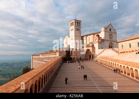 Europa, Italien, Perugia, Assisi Stadtviertel. Die Basilika des Hl. Franziskus bei Sonnenuntergang Stockfoto