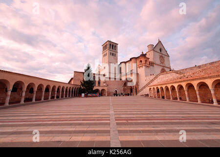 Europa, Italien, Perugia, Assisi Stadtviertel. Die Basilika des Hl. Franziskus bei Sonnenuntergang Stockfoto