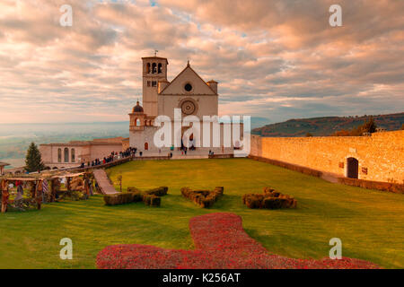 Europa, Italien, Perugia, Assisi Stadtviertel. Die Basilika des Hl. Franziskus bei Sonnenuntergang Stockfoto