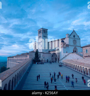 Europa, Italien, Perugia, Assisi Stadtviertel. Die Basilika des Hl. Franziskus in der Dämmerung Stockfoto