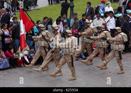 Getarnte Soldaten bei der Parade, Plaza de Armas, Cusco, Peru, Südamerika Stockfoto