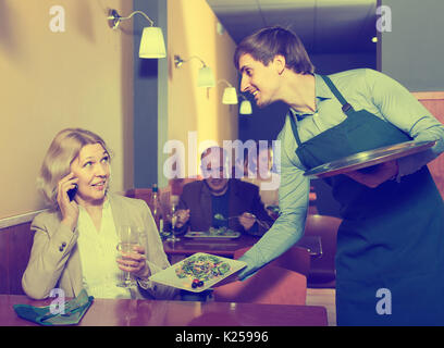 Portrait von Ober- und normalen reifen Frau beim Abendessen Stockfoto