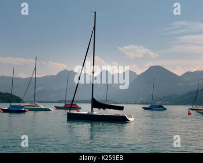 Kleiner Hafen in Wolfgang siehe Bergsee. Verankert Yachten, sonniges Wetter. Sommer Segeln in den Alpen. Sport wandern Landschaft Hintergrund. Stockfoto