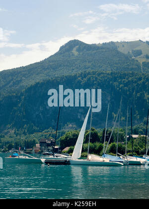 Kleiner Hafen in Wolfgang siehe Bergsee. Verankert Yachten, sonniges Wetter. Sommer Segeln in den Alpen. Sport wandern Landschaft Hintergrund. Stockfoto