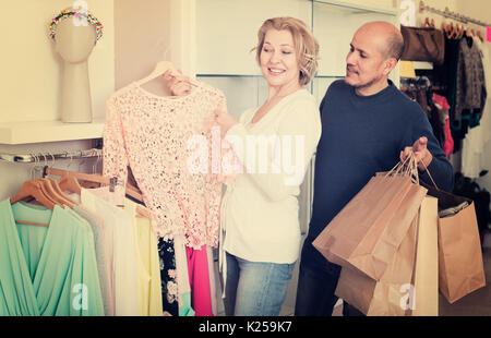 Ältere Ehepartner den Kauf neuer Bluse in der Boutique, Frau glücklich ist Stockfoto