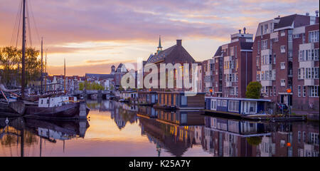 Niederlande Leiden Galgewater, Blick auf den Sonnenaufgang am Morgen mit Häusern entlang der Seite des Galgewater Kanal mit Booten im Wasser ruhen Stockfoto