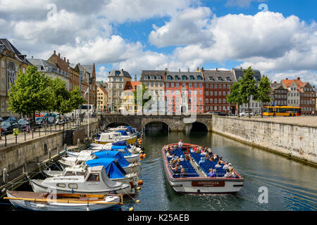 Kopenhagen, Dänemark - 26. Juni 2016: Touristen sind Kreuzfahrt Kopenhagen durch eine seiner typischen Wasserkanälen Stockfoto