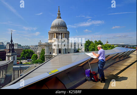 London, England, UK. Die St Paul's Kathedrale aus dem öffentlichen Dachterrasse Eine neue Änderung gesehen - Künstler zeichnen die Kathedrale Stockfoto