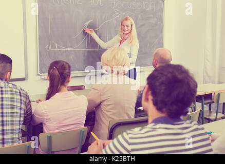 Erfolgreiche Business Coach Ausbildung gemischt im Alter von Studenten an den Kursen für persönliches Wachstum Stockfoto