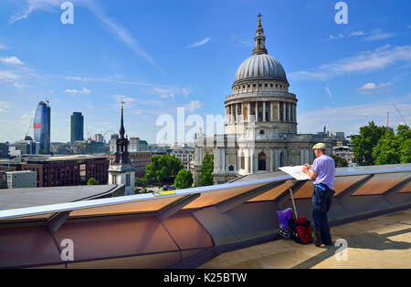 London, England, UK. Die St Paul's Kathedrale aus dem öffentlichen Dachterrasse Eine neue Änderung gesehen - Künstler zeichnen die Kathedrale Stockfoto