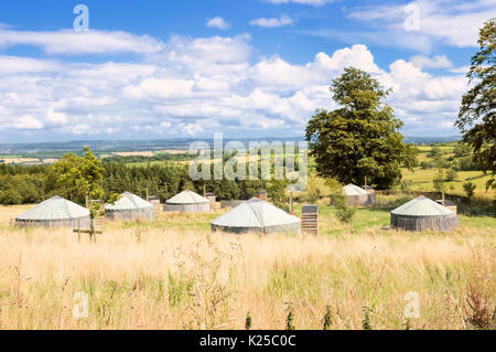 Jurten im Swinton Biwac, einer luxuriösen Glamping-Anlage in den Yorkshire Dales, England, Großbritannien Stockfoto