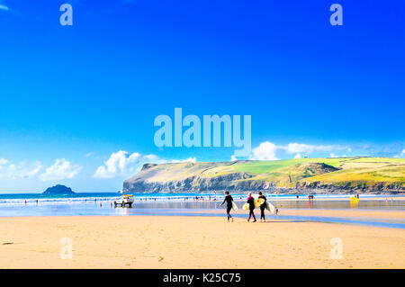 Polzeath Strand mit Blick in Richtung Pentire Point und Newlands Insel, Cornwall, UK Stockfoto