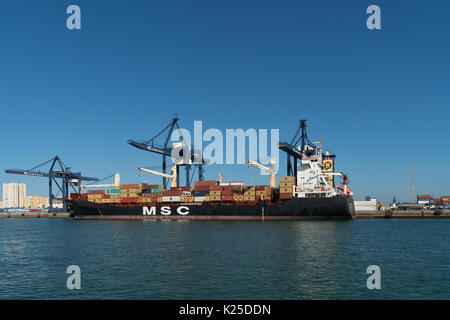 Containerschiff im Hafen von Cádiz, Spanien Stockfoto