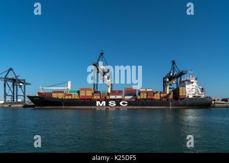 Containerschiff im Hafen von Cádiz, Spanien Stockfoto