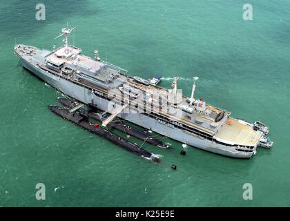 Die US-Marine Emory S. Land-u-boot Tender USS Frank Kabel neigt, zwei U-Boote im Hafen von Victoria August 16 verankert, 2006 in Hongkong, China. Stockfoto