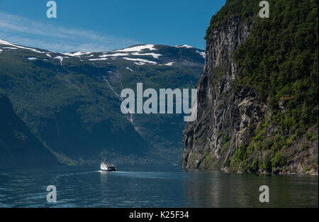 Menschen auf Bootsfahrt auf dem berühmten Geiranger Fjord Wasserfall in Norwegen Stockfoto