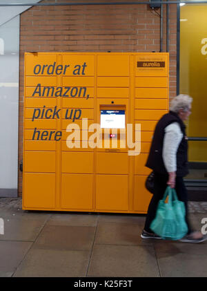 Amazon Pakete pick-up Schließfächer in Shopping Centre, London Stockfoto