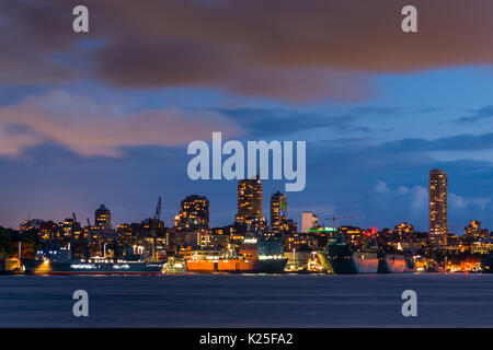 Garden Island Naval Base und Potts Point die Skyline in der Dämmerung, aus Cremorne Point gesehen. Hafen von Sydney, New South Wales, Australien. Stockfoto