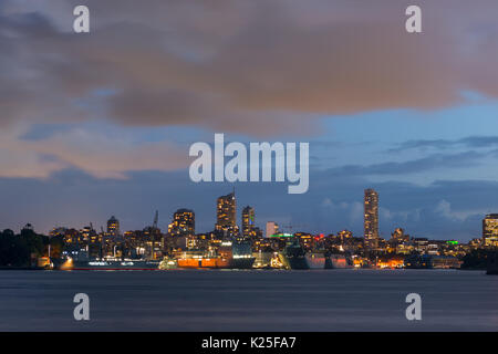 Garden Island Naval Base und Potts Point die Skyline in der Dämmerung, aus Cremorne Point gesehen. Hafen von Sydney, New South Wales, Australien. Stockfoto