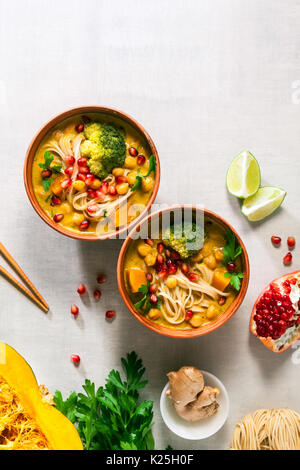 Laksa Nudelsuppe mit Kürbis und Brokkoli Stockfoto