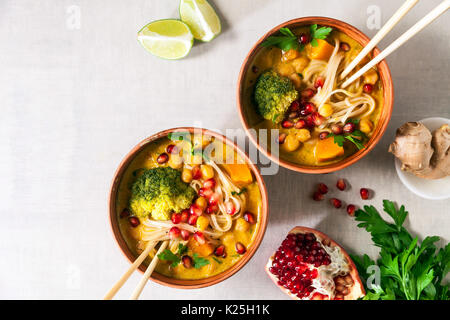 Laksa Nudelsuppe mit Kürbis und Brokkoli Stockfoto