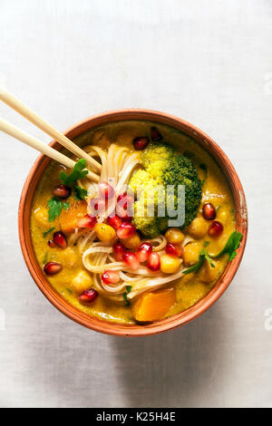 Laksa Nudelsuppe mit Kürbis und Brokkoli Stockfoto