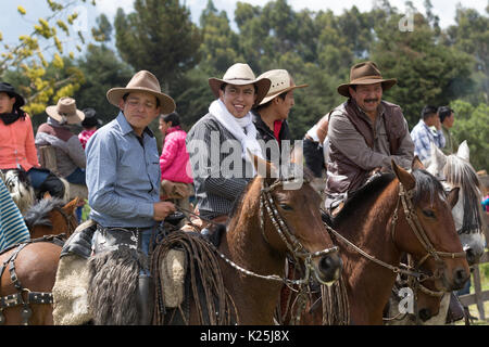 Juni 10, 2017 Toacazo, Ecuador: lokale Cowboys namens "chagra" in einem Chat auf dem Pferderücken Stockfoto