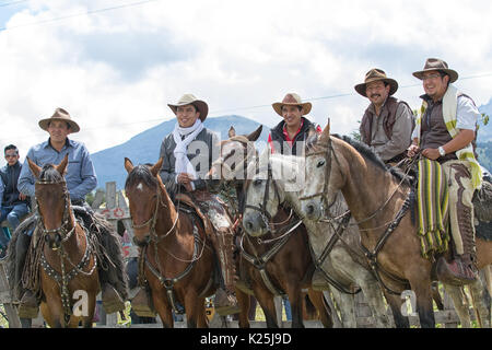 Juni 10, 2017 Toacazo, Ecuador: Cowboys aus den Anden Bereich sammeln vor dem Rodeo beginnt Stockfoto