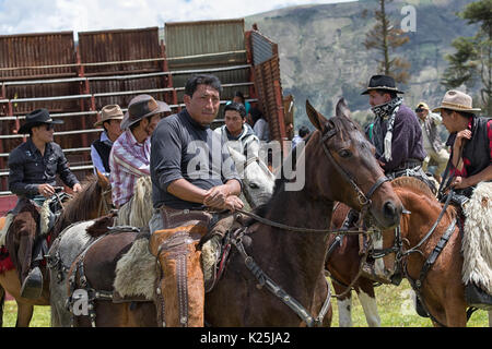 Juni 10, 2017 Toacazo, Ecuador: Anden Cowboys namens "chagra" sammeln in den Rodeo Arena vor Beginn der Veranstaltung Stockfoto
