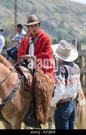 Juni 10, 2017 Toacazo, Ecuador: Cowboys in einem Gespräch vor Beginn der Rodeo Stockfoto