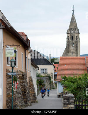 Radfahrer Fahrt in die Wachau, Österreich auf dem Donauradweg oder Donauradweg. Stockfoto