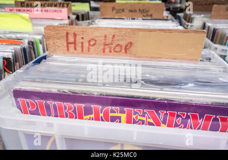 Hip Hop Vinyl records am Marktstand. England. Großbritannien Stockfoto