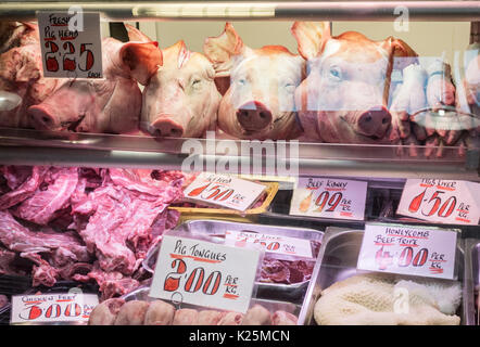 Schweine Kopf, Zunge, Traber, Kutteln und Hähnchen Füße in Kirkgate Markthalle in Leeds, Yorkshire, England, Großbritannien Stockfoto