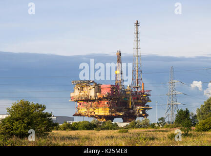 Die 130 Meter hoch, 24.000 Tonnen Öl Brent Delta Topside Plattform in der Lage, UK Seaton Port in der Nähe von Hartlepool, UK recycelt Stockfoto