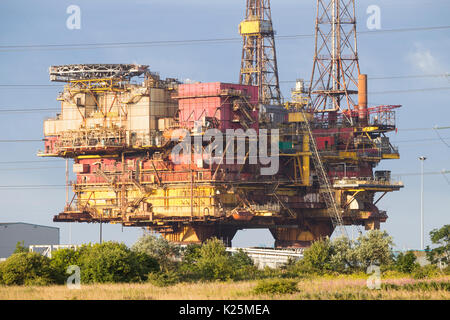 Die 130 Meter hoch, 24.000 Tonnen Öl Brent Delta Topside Plattform in der Lage, UK Seaton Port in der Nähe von Hartlepool, UK recycelt Stockfoto