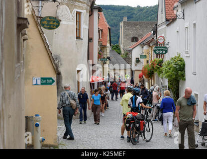 Menschen schlendern durch Dürnstein eine kleine Stadt an der Donau im Bezirk Krems-Land. Stockfoto