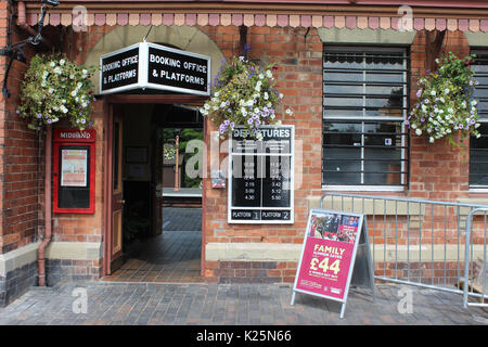 Weg in Steinach Bahnhof an der Severn Valley Railway, die verschiedene Zeichen und Zeiten der Züge auf, die Tag. Stockfoto