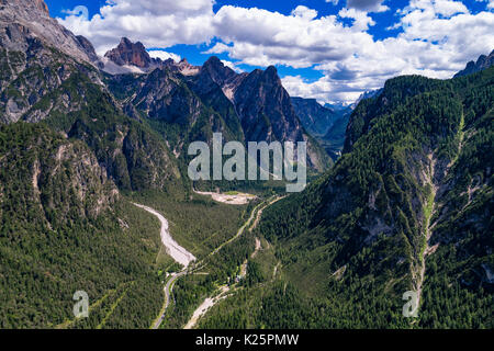 Malerischer Blick auf die schöne Landschaft in den Alpen, in der wunderschönen Natur von Italien. Antenne FPV drone Fotografie. Stockfoto