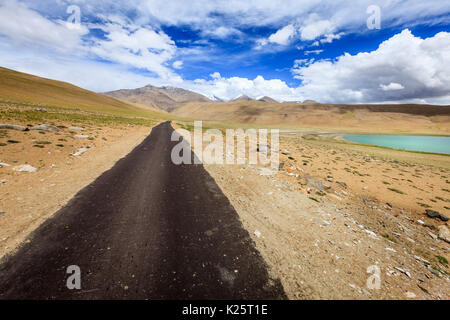 Der Straße auf die See Tso Moriri in Ladakh Berge von Kaschmir, Indien Stockfoto