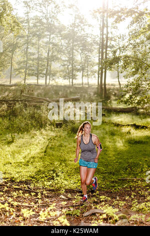 Schöne fitness Frau läuft im Freien Stockfoto