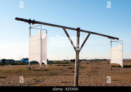 Tacky Farbtöne auf Dungeness Strand radioaktiven Emissionen von Dungeness Kernkraftwerke zu überwachen. Stockfoto