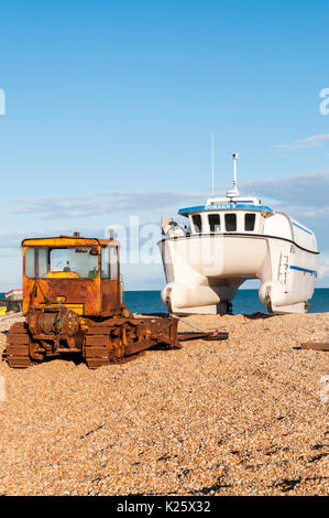 Traktor und Doreen T Fischerboot Strände auf der Kies von Dungeness Strand Stockfoto