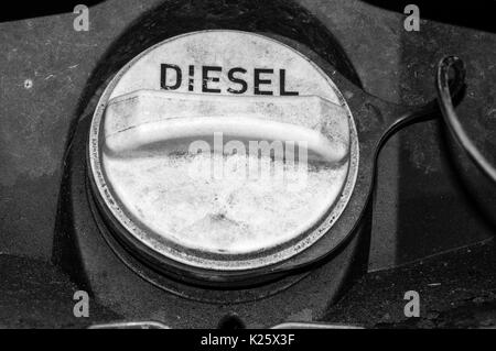 Eine Schwarzweiß-Fotografie der unordentlichen Tankdeckel eines Diesel getankt Land Rover. Siehe K0Y 4EM für Farbe Version. Stockfoto