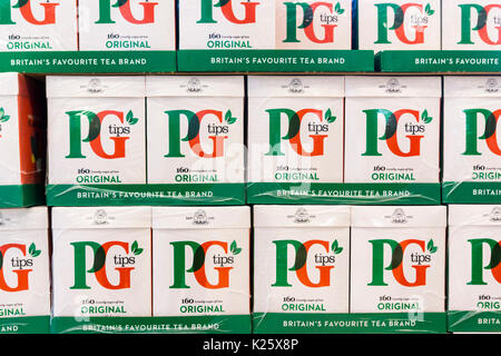 Boxen von PG Tips Tea Bags für Verkauf auf einem Britischen Supermarktregal Stockfoto