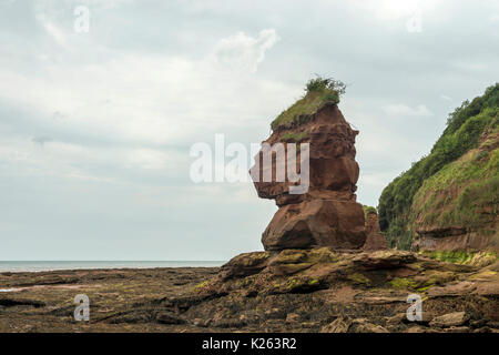 Große britische Küsten, der Darstellung der schönen Jurassic Coast, in der Nähe von Sidmouth Devon auf stürmischer Sommertag, Ft. Big Streikposten, Mann Gottes und die Gießpfanne Felsen. Stockfoto