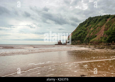 Große britische Küsten, der Darstellung der schönen Jurassic Coast, in der Nähe von Sidmouth Devon auf stürmischer Sommertag, Ft. Big Streikposten, Mann Gottes und die Gießpfanne Felsen. Stockfoto